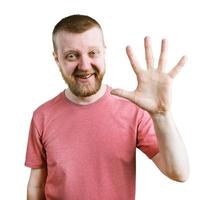 homem engraçado em uma camiseta mostrando cinco dedos foto