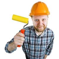 trabalhador da construção civil em um capacete com um rolo de pintura
