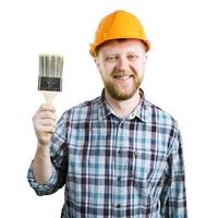 homem com um capacete laranja com uma escova foto