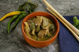 tailandês verde Curry sopa com manjericão foto