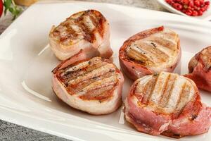 grelhado carne de porco filé mignon com bacon foto