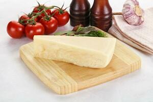 peça italiano Difícil parmesão queijo foto