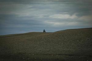 o motociclista anda de moto nas montanhas foto