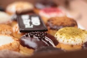 vários mini rosquinhas com vários delicioso e delicioso sabores. foto