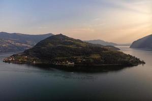 vista panorâmica do lago iseo e monte isola foto