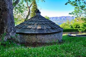 Antigos armazéns icônicos de geladeiras às margens do Lago Varese foto