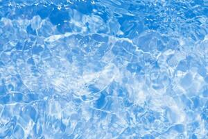 água Azul bolhas em a superfície ondulações. desfocar borrado transparente Branco preto colori Claro calma água superfície textura com respingo e bolhas. água ondas com brilhando padronizar textura fundo. foto