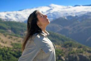 perfil retrato do latina mulher em Nevado montanha fundo foto