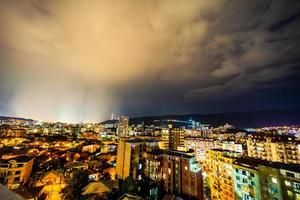 céu dramático com iluminação em tbilisi foto