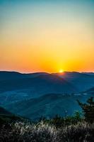 pôr do sol na montanha do cáucaso foto