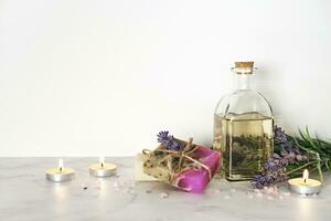 spa contexto, lavanda cosméticos produtos e queimando velas. casa corpo pele Cuidado, spa aromaterapia fundo foto