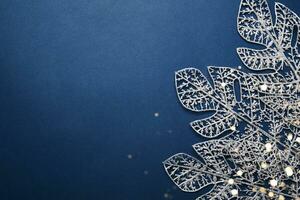 Natal azul fundo. brilhando prata padronizar fez do geada decorativo folhas foto