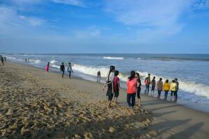 Chennai, Índia - Julho 14, 2023 local pessoas apreciar si mesmos às a popular marina de praia dentro Chennai, tamil nadu, Índia. foto