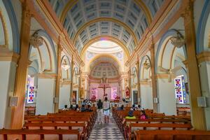 puducherry, Índia - Julho 15, 2023 nosso senhora do anjos Igreja dentro cerejeira foto