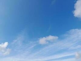 lindo branco nuvens em profundo azul céu fundo. ampla brilhante suave fofo nuvens estão cobrir a inteira azul céu. skyscape em lombok ilha, Indonésia foto