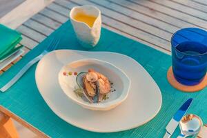 Aperitivo tagarela com camarão e legumes. belas decorado refeições banquete cardápio. Comida lanches e aperitivos para bufê. saboroso saudável cozinha prato foto