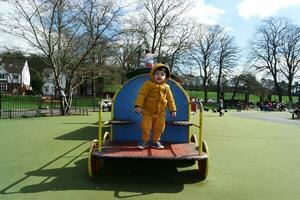 fofa ásia paquistanês bebê ahmed mustafai haider é desfrutando a lindo ensolarado dia às Wardown público parque do luton Cidade do Inglaterra Reino Unido. imagem estava capturado em 03 de abril de 2023 foto