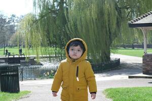 fofa ásia paquistanês bebê ahmed mustafai haider é desfrutando a lindo ensolarado dia às Wardown público parque do luton Cidade do Inglaterra Reino Unido. imagem estava capturado em 03 de abril de 2023 foto