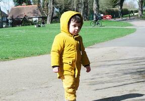 fofa ásia paquistanês bebê ahmed mustafai haider é desfrutando a lindo ensolarado dia às Wardown público parque do luton Cidade do Inglaterra Reino Unido. imagem estava capturado em 03 de abril de 2023 foto