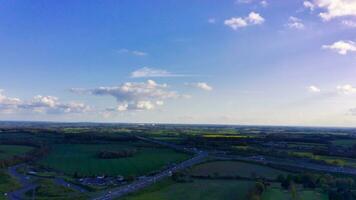 aéreo Visão do cidade e céu com nuvens sobre Inglaterra Reino Unido foto