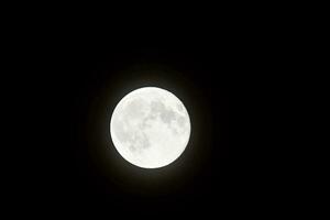 a lua é visto dentro a Sombrio céu foto