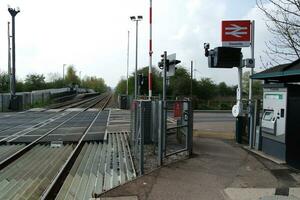 local trem estação às Stewartby Vila do Bedford cidade do Inglaterra, abril 22, 2023 foto