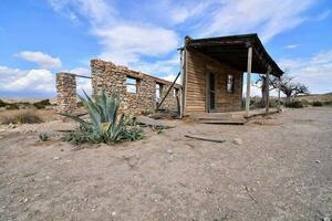 a velho abandonado casa dentro a deserto foto