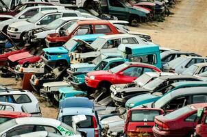 uma ampla grupo do carros estão empilhado acima dentro uma muitos foto