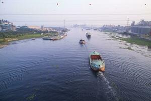 aéreo Visão panorama do areia anteparos navios com industrial zona dentro sitalakhya rio, narayanganj, Bangladesh foto