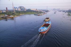 aéreo Visão panorama do areia anteparos navios com industrial zona dentro sitalakhya rio, narayanganj, Bangladesh foto