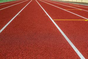 vermelho esteira dentro esporte campo. foto