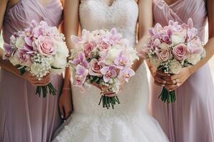 ai gerado cortada Visão do damas de honra segurando Casamento buquês, Casamento flores, noiva e damas de honra segurando seus buquês às Casamento dia, ai gerado foto