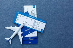 branco em branco modelo do passageiro avião em passaportes com embarque passar em azul rústico de madeira fundo foto