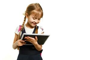 pequeno menina usando tábua computador. isolado em branco fundo. foto