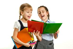 dois pequeno estudantes. Educação, moda, amizade conceito. foto