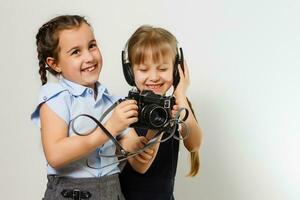 dois pequeno estudantes. Educação, moda, amizade conceito. foto