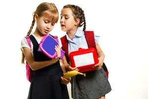 dois pequeno estudantes. Educação, moda, amizade conceito. foto