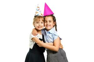 dois aniversário meninas dentro camisa azul escola uniforme vestidos chapéu isolado em branco fundo crianças estúdio retrato. infância crianças Educação estilo de vida conceito. zombar acima cópia de espaço foto