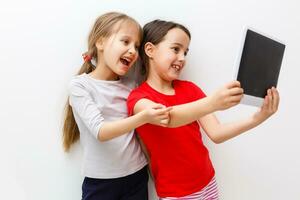 cenário do dois lindo meninas com tábua pc em branco fundo foto