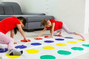 dois feliz meninas dentro crianças roupas entusiasticamente jogar em a chão. foto