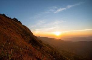 bela paisagem nascer do sol natureza fundo montanhas e céu cor dourada foto