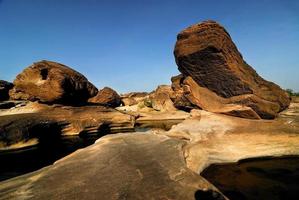 pôr do sol invisível em buracos de rocha vista de pedra sam pan bok grand canyon, ubon ratchathani, nordeste da tailândia foto