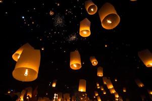 lanterna flutuante no festival de yee peng loy krathong, lanternas flutuantes budistas para o Buda no distrito de sansai, chiang mai, tailândia foto