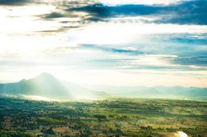 bela paisagem de montanhas e céu azul com nuvens foto