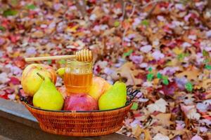 outono frutas, nozes e legumes com querida em branco foto