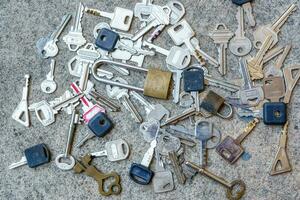 latão cadeado e chaves foto