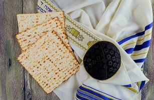 judaico feriado natureza morta com vinho e matzoh Páscoa pão foto