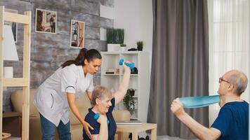 Senior casal fazendo fisioterapia com doutor. casa assistência, fisioterapia, saudável estilo de vida para velho pessoa, Treinamento e saudável estilo de vida foto