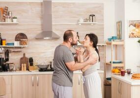 marido e esposa gritando dentro frustração às cada de outros durante café da manhã dentro cozinha. doméstico violência ameaçador agressivo Bravo frustrado marido abusando fisica depressivo triste infeliz chorando estressado mulher. casa Abuso foto