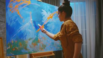 confiante jovem pintor usando mão técnica em Novo pintura. foto